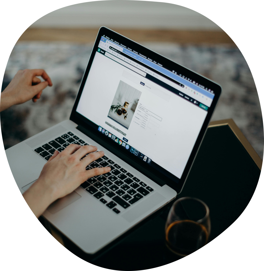Weboldal karbantartás – laptop az asztalon