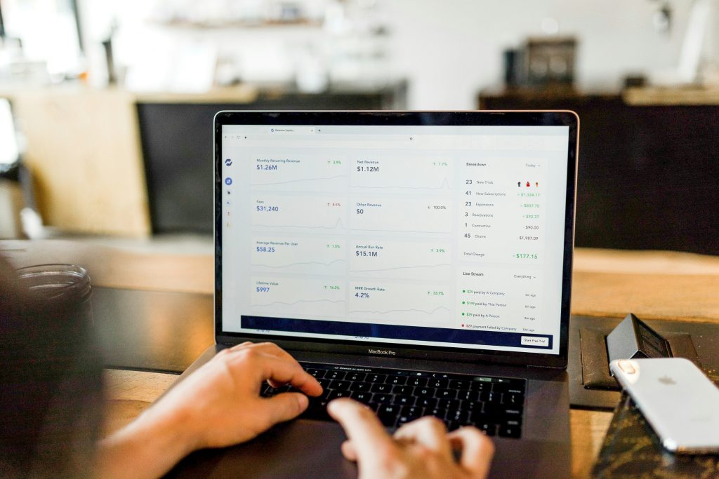 Hirdetéskezelő munka laptopon